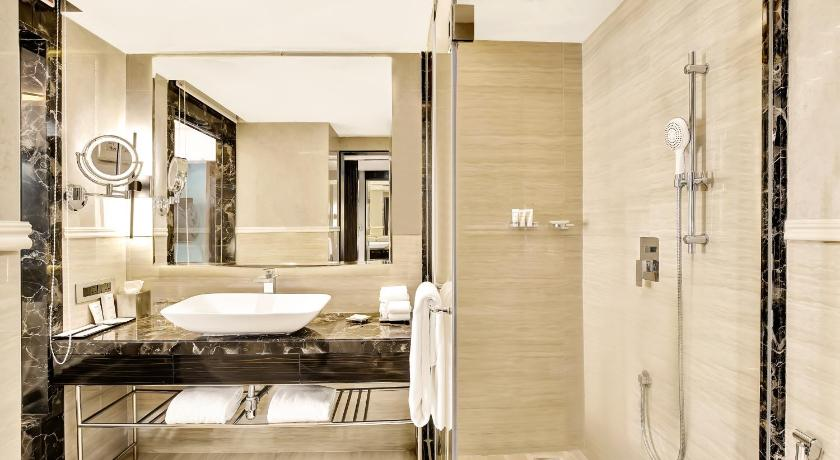 Superior Room alternate bed angle